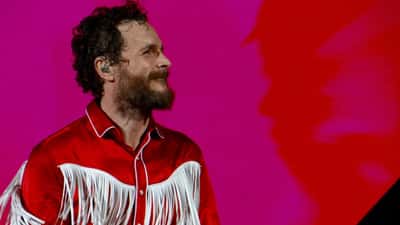 Jovanotti sul palco durante il tour Lorenzo nei Palasport, concerto live in Italia