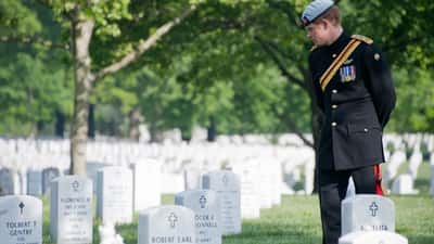 Prince Harry, duc de Sussex, lors d'une visite au cimetière national d'Arlington