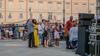 Checco Zalone sul set del film Tolo Tolo, regista italiano comico