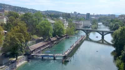 Flussbad Unterer Letten à Zürich, piscine naturelle de la Limmat en été