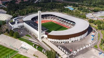 Lentokuva Helsingin olympiastadionista jalkapallo-ottelun aikana