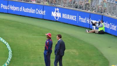 West Indies batting coach Monty Desai con Adam Gilchrist allo stadio di Perth, simbolo dei grandi capitali nel cricket internazionale