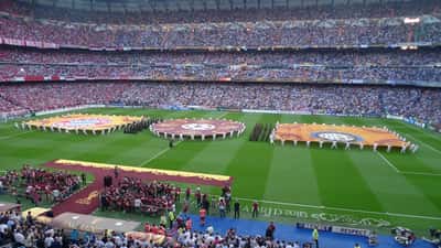 Cérémonie d'ouverture de la finale de la Ligue des Champions 2010, stade illuminé avec milliers de supporters