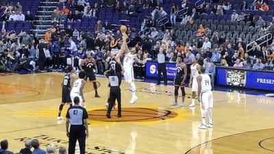 Jugadores de los Toronto Raptors en acción durante un partido de la NBA