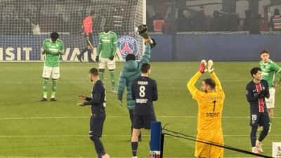 Paris Saint-Germain fodboldkamp ved Parc des Princes — spillere i kamp om bolden i røde og blå trøjer