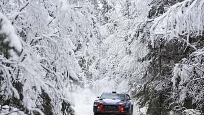 Hyundai-rallybil på grusväg under Rally Sweden – dynamisk sport och bilservice
