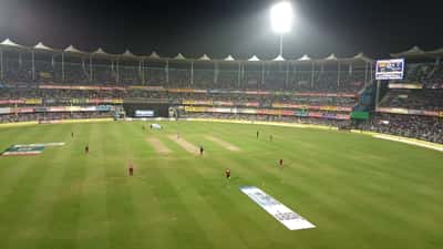 Stade de cricket Barsapara sous les projecteurs lors d'un match international en soirée