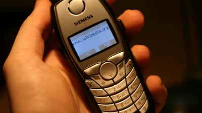 Téléphone portable affichant des messages SMS potentiellement frauduleux