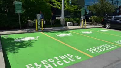 Borne de recharge pour véhicule électrique au Canada, alternative à l'essence à 2 dollars le litre en 2026