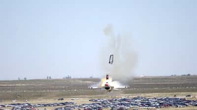 Militaire F-16 straaljager in vlucht tijdens een luchtshow