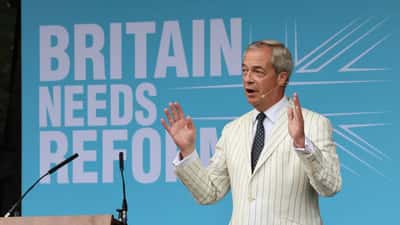 Nigel Farage spreekt zijn aanhangers toe na de historische overwinning van Reform UK bij de lokale verkiezingen in mei 2026