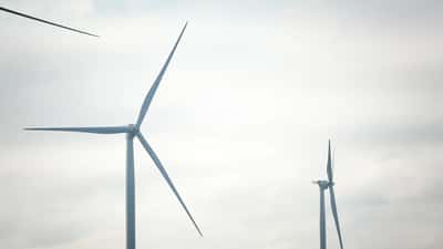 Ørsted offshore vindturbiner ved Block Island, USA, med hvitt skummende hav i bakgrunnen