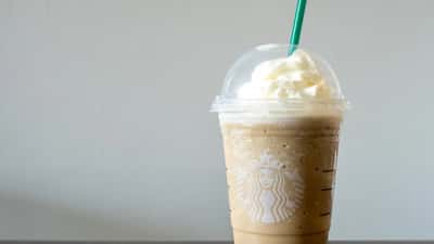 Vaso Starbucks con funda edición limitada del Mundial FIFA 2026, diseño rojo blanco y azul