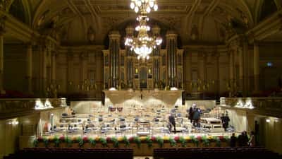 Grande salle de concert au Kongresshaus de Zurich, rangées de sièges vides avant un spectacle