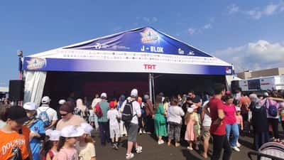 TRT-paviljoen op TEKNOFEST 2022 in Turkije met het TRT-logo en bezoekers