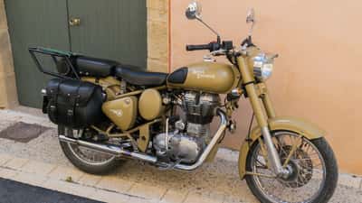 Motocicleta Royal Enfield clássica estacionada — seguros e responsabilidade civil