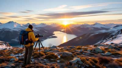 Vandrer oppdager huggorm som soler seg på steinflate langs fjellsti i Gudbrandsdalen