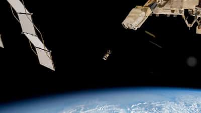 Satélite de observação terrestre em órbita baixa com a costa atlântica portuguesa visível ao fundo