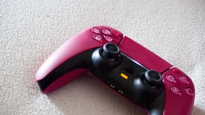 Controller PS5 DualSense bianco, simbolo del gaming PlayStation