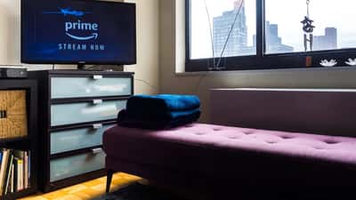 Personne utilisant Amazon Prime Video sur ordinateur portable, illustration cybersécurité streaming