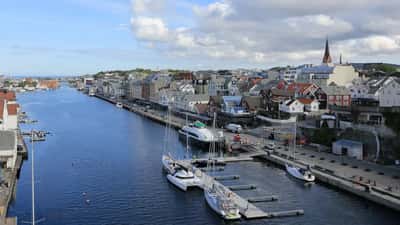Haugesund sentrum og havn sett ovenfra, med FK Haugesund i OBOS-ligaen 2026