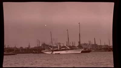 Schepen in de haven van Amsterdam tijdens de Havenweek 2026