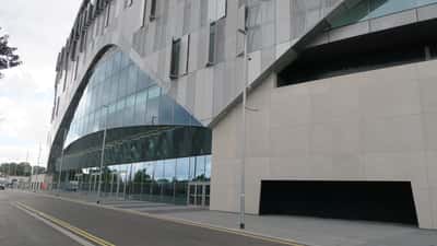 Tottenham Hotspur -stadionin itäsisäänkäynti Worcester Avenuella