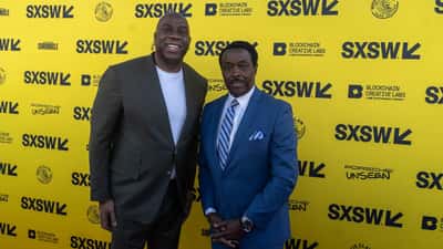 Magic Johnson habla ante graduados en el escenario de Stillman College en 2026