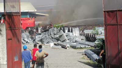 Fumaça densa e chamas em incêndio de grande porte em estabelecimento industrial