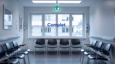 Salle de consultation médicale vide dans un cabinet de médecin généraliste en Suisse