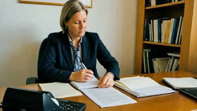 Dansk advokat gennemgår familieretlige dokumenter på kontor i København