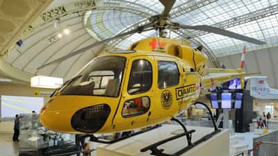 Roter Notarzthubschrauber Christophorus 1 auf dem Flugplatz, Österreich