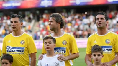 Calciatori di calcio su un campo durante una partita internazionale