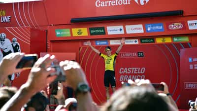 Wout van Aert in koerstenue tijdens een wielerwedstrijd