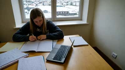 Íslenskur nemandi í einkakennslu við skrifborð með kennara