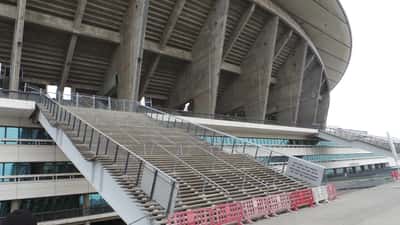 Stade Atatürk d'Istanbul illuminé, prêt pour un grand match de football européen