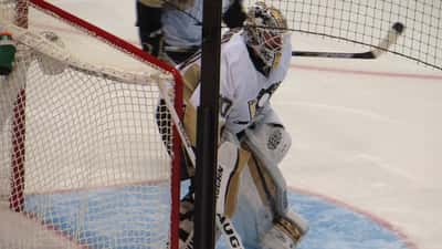 NHL-maalivahti Pittsburgh Penguins -seurasta tekee torjunnan Joe Louis Arenalla