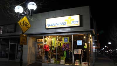 Indre af en sportsudstyrbutik med sko og udstyr på hylder
