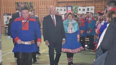 Kong Harald V på arrangement i Karasjok – Norges monark avbildet i aktiv kongsgjerning