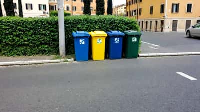 Raccolta differenziata 2026: le nuove regole e le sanzioni che non tutti conoscono