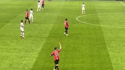 Noah Okafor avec le maillot de l'AC Milan lors d'un match de football