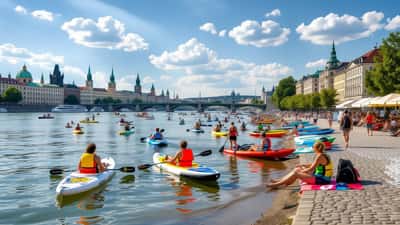 Sonniger Sommertag an der Neuen Donau in Wien mit Schwimmern und Paddlern am klaren Wasser