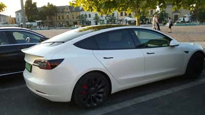 Tesla Model 3 elektrisk bil – investering i Tesla-aktier og aktiesparekonto 2026
