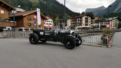 Rallye-Auto bei Klassiker-Rallye in Lech am Arlberg, Österreich 2026