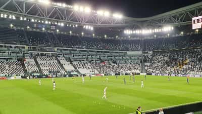 Fußballspielerinnen von Juventus und Chelsea beim Champions-League-Duell auf dem Rasen