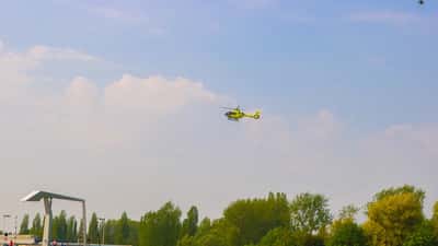 Nederlandse traumahelikopter landt bij een spoedgeval in Spijkenisse