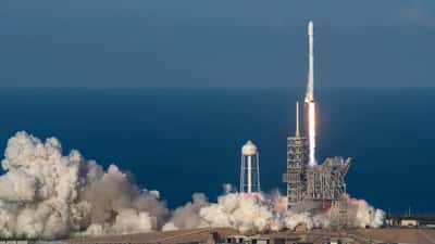 SES-10 Falcon 9-uppskjutning — världens första återanvändbara raket, symbol för World Space Week 2026 Rocket Revolution
