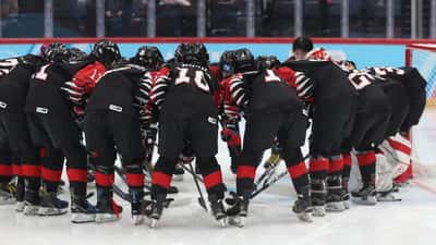 Joueuses de hockey sur glace féminin en plein match, combat pour le palet