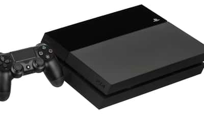 Consola PlayStation PS4 con mando DualShock sobre fondo blanco