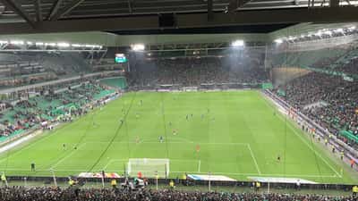 Stade Geoffroy-Guichard à Saint-Étienne lors d'un match de football, tribunes remplies de supporters